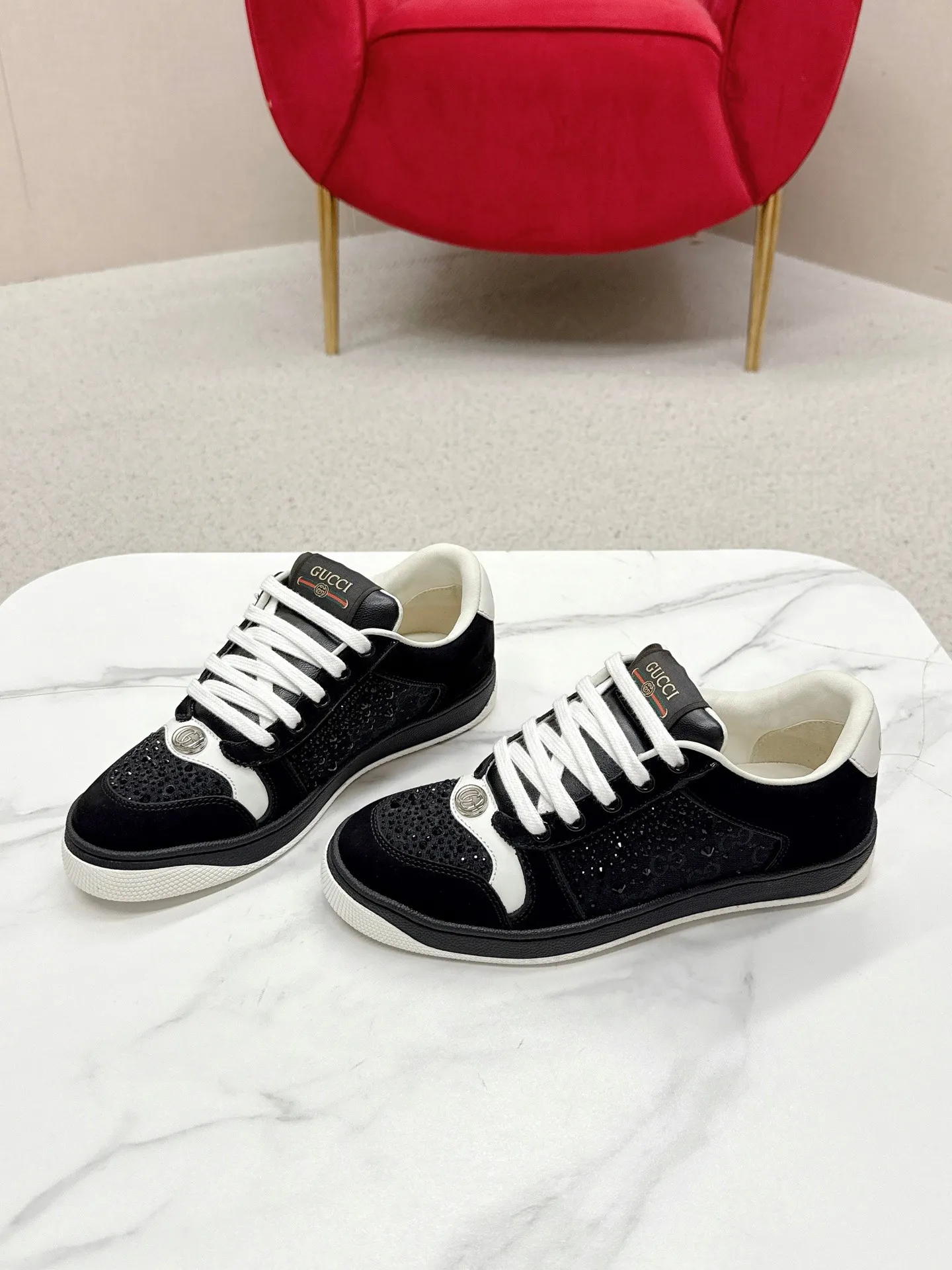 👟👟Ex-factory price 480👟👟 Women's Shoes Women's Clothes Women's Shoes Women's Clothes Women's Shoes Women's Clothes Gucci——Purchase version GG series distressed dirty shoes-hot style is coming! 9 times out of 10 sales, you will definitely get the money. Ready stock! Spot goods! Spot goods! New colors added - the ultimate version on the market! Purchase the original version and develop it... fabric, material, outsole, and details can be compared at will! Open-mold Swarovski one-to-one replica rhinestone chain...Metal cherry pendant...Metal double G crystal cylindrical mark...Gucci original customized narrow webbing...Super flash series - flash diamond chain. The cherry decoration is detachable and can be changed into two to match with each other to show your personality. Exclusive color-brushed cowhide fabric. Hand-made distressed is very textured and has a sense of luxury! The details of the workmanship can be seen in the drawings, and no line is missed. The original terry cloth is delicate, soft and more comfortable and breathable. The privately stamped two-color original TPU outsole (lower layer is wider, upper layer is narrower). Matching packaging⭐️ Size: Female 35-40 (Female 41)